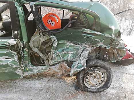 Машины смяты до неузнаваемости: под Полевским случилось лобовое ДТП, где пострадала 4-летняя девочка