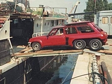 История уникального шестиколесного Renault R5 Turbo