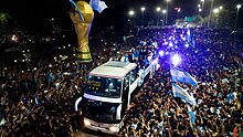 Игроки сборной Аргентины улетели с парада в Буэнос-Айресе на вертолете. Автобус остановили из-за большого скопления людей