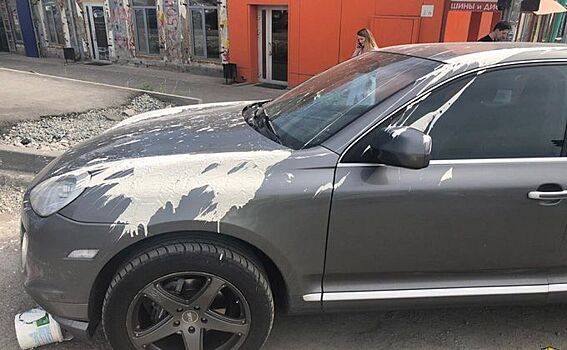 Porsche Cayenne стал жертвой озлобленного «пролетария»