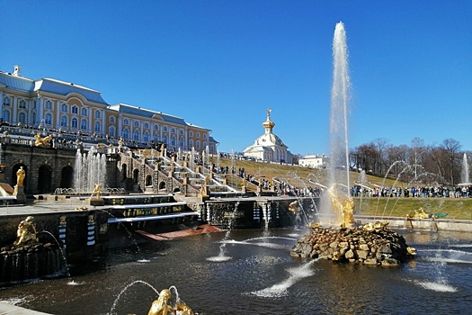 В Петергофе открылся сезон фонтанов
