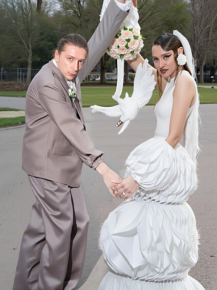 Мария Миногарова и Александр Горчилин.   Бракосочетание модели и актера стало целой серией торжеств и, наверное, самой светской свадьбой года. Расписавшись в родном городе Миногаровой Краснодаре, молодые устроили свадебную фотосессию для журнала «Собака» в Петербурге, а в начале ноября собрали близких в Москве в отеле «Метрополь». Все это время они, конечно, непрерывно меняли наряды и признавались друг другу в любви.