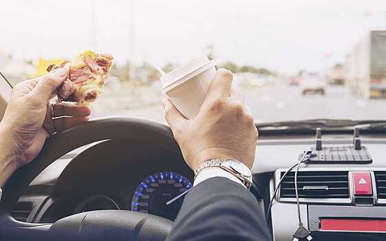 Водителям рассказали, что опасно есть за рулем в жару