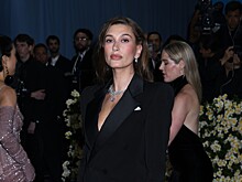 Хейли Бибер вышла в свет в микроплатье