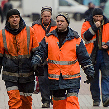 Хотели как лучше: киевские коммунальщики снесли крышу легкового автомобиля