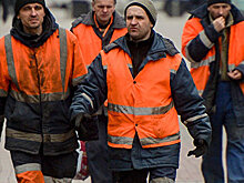 Хотели как лучше: киевские коммунальщики снесли крышу легкового автомобиля