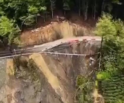 Мощный оползень разрушил дорогу в сочинском селе