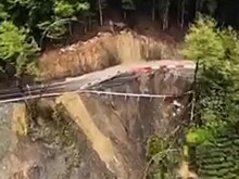 Мощный оползень разрушил дорогу в сочинском селе