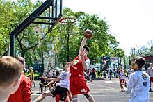 Юные приморцы постигают азы баскетбола на уличных играх
