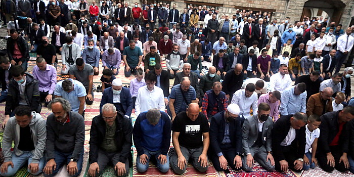 Мусульмане отмечают Курбан-байрам массовой молитвой в мечетях впервые после пандемии
