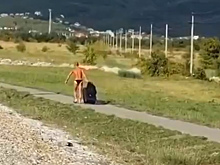 Сеть насмешил полуголый турист, тащивший чемодан