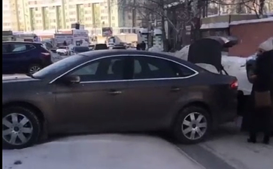 Автомобиль жительницы Новосибирска повис на ледяном сугробе