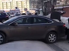 Автомобиль жительницы Новосибирска повис на ледяном сугробе