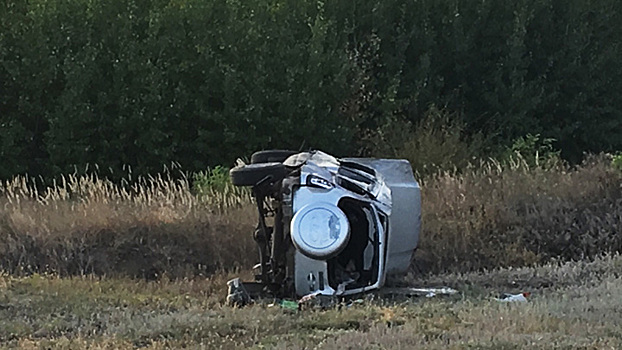 В Воронеже водитель легковушки влетел в столб: два человека погибли, ещё двое ранены