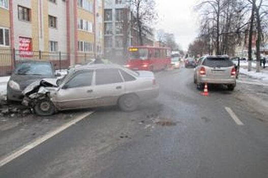 В тройном ДТП на улице Наумова пострадали три человека