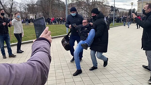 Житель Краснодара заявил, что его избили при задержании на митинге сотрудники в штатском