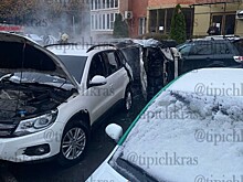 Во дворе многоэтажки в Краснодаре столкнулись четыре машины