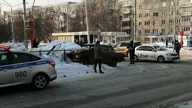 Легковушка снесла дорожное ограждение в Кемерове