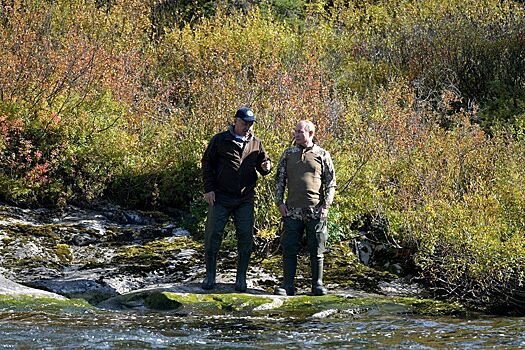 Огромные маралы и камин в палатке. Кремль показал, как Путин и Шойгу отдохнули в Сибири: фотогалерея
