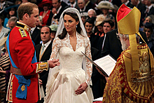Королева Елизавета II раскритиковала свадебное платье Кейт Миддлтон