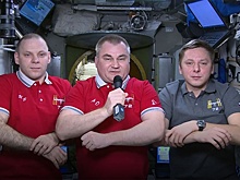 Российский экипаж МКС поздравил соотечественников с Днем космонавтики