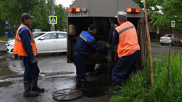 Последствия затяжного дождя устраняют на улицах Вологды