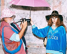 В Петербург приехала pre-fall коллекция Gucci: малиновый пиджак, кроссовки с котиками и косынка, как у Babushka Boi