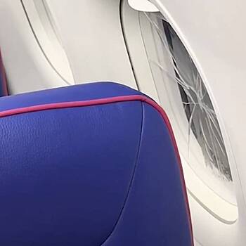 Треснувшее окно в летевшем в Европу самолете вызвало истерику у пассажиров