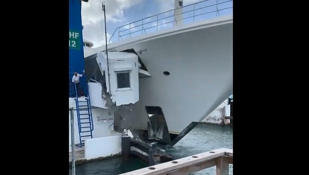 Появилось видео столкновения бывшей яхты Абрамовича с мостом на Карибах