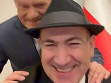 Премьер Польши подкрался к Пашиняну