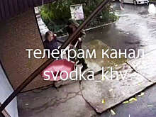 В Хабаровске на видео попало, как мужчина избивает женщину у подъезда