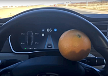 Автопилот Tesla обманули с помощью апельсина