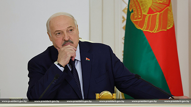 Лукашенко принесли снюс прямо на совещание
