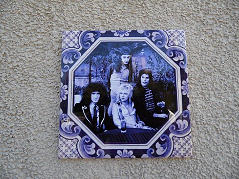 Памятная плитка в честь группы «Queen» появилась в Нижнем Новгороде