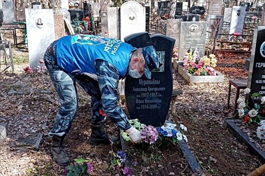 Костромские кладбища навещают волонтеры «Единой России»