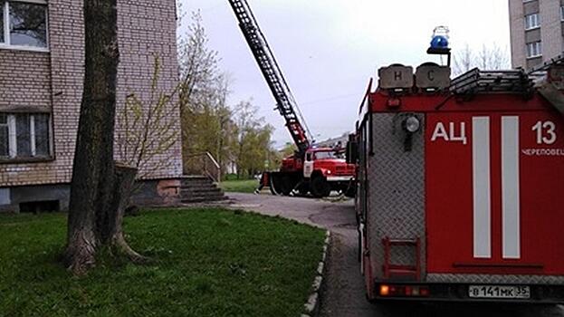 Неизвестные курильщики спалили балконную дверь в многоэтажке Череповца