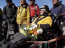 90-летний альпинист покорил гору Фудзи в инвалидной коляске