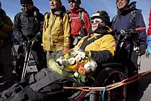 90-летний альпинист покорил гору Фудзи в инвалидной коляске