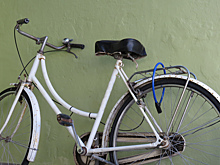 Россиян предупредили о крупных штрафах за хранение вещей в подъезде