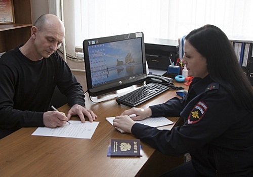 В Батайске вручили российский паспорт жителю ДНР