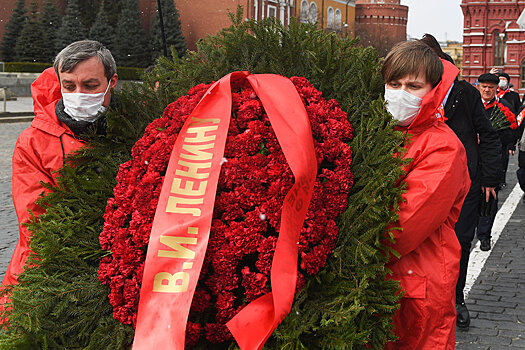 Коммунисты в день 150-летия Ленина возложили цветы к мавзолю