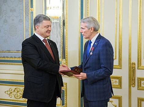 Порошенко наградил американского сенатора за его заслуги перед Украиной