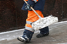 Ямы в Москве начали ремонтировать снегом