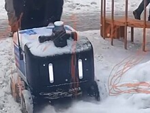 Москвичи спасли заваленного снегом робота-доставщика и попали на видео