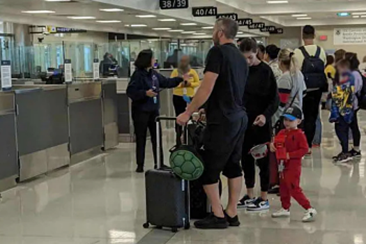 Фанат «Кэпс» встретил Овечкина в Турции: чемодан Louis Vuitton и треники с закатанными штанинами