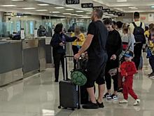 Фанат «Кэпс» встретил Овечкина в Турции: чемодан Louis Vuitton и треники с закатанными штанинами