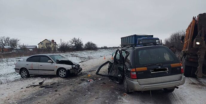 На донской трассе во встречном ДТП погиб пассажир одного автомобиля