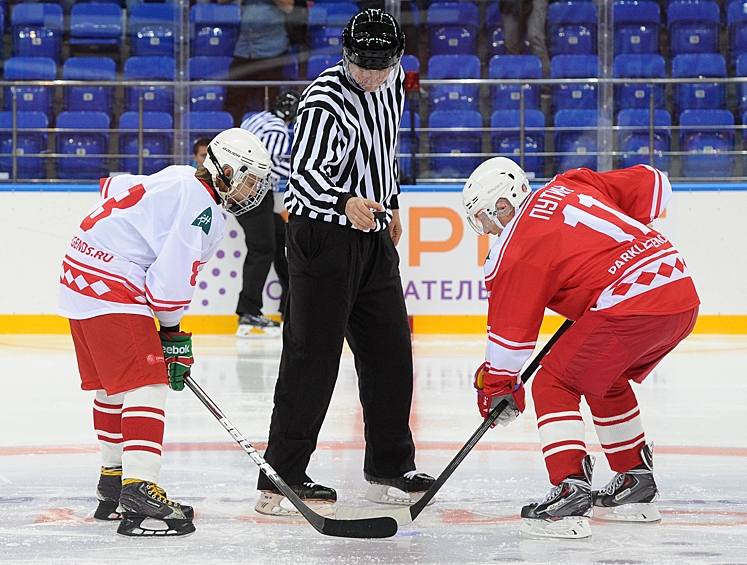 Команда «Легенды хоккея», в составе которой президент России, обыграла команду «Сириус», за которую выступали юные ученики одноименного образовательного центра, в хоккей