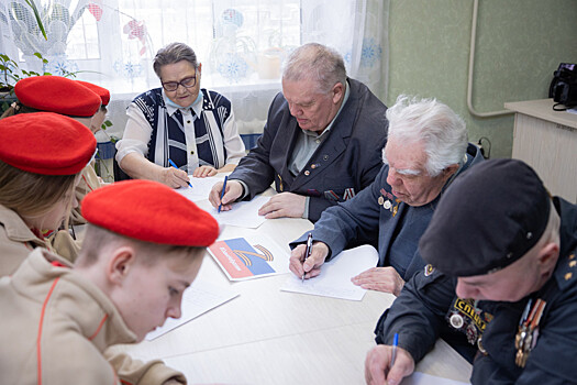 Нижегородские ветераны и юнармейцы продолжают писать слова поддержки российским военным