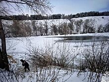 Двое детей провалились под лед на реке Иня в Новосибирске, одного не спасли